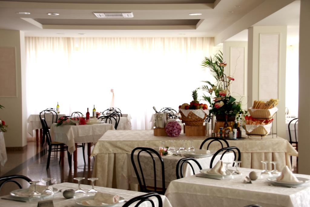 Hotel Astrid Cervia Ngoại thất bức ảnh