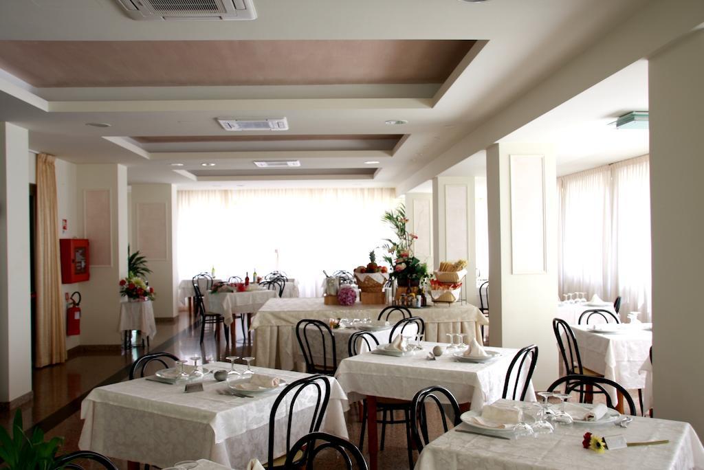 Hotel Astrid Cervia Ngoại thất bức ảnh