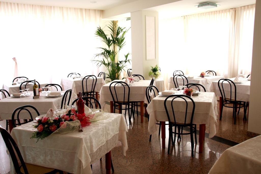 Hotel Astrid Cervia Ngoại thất bức ảnh