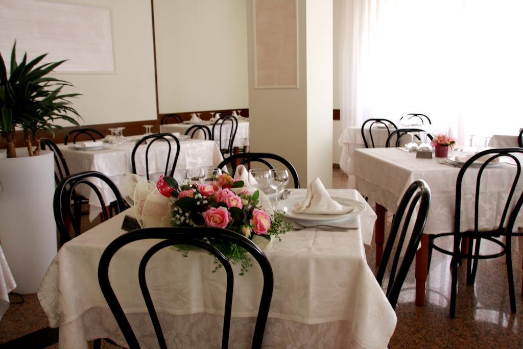 Hotel Astrid Cervia Ngoại thất bức ảnh